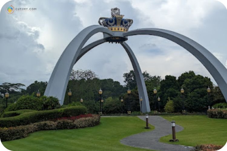 Imej Laman Mahkota Istana Bukit Serene