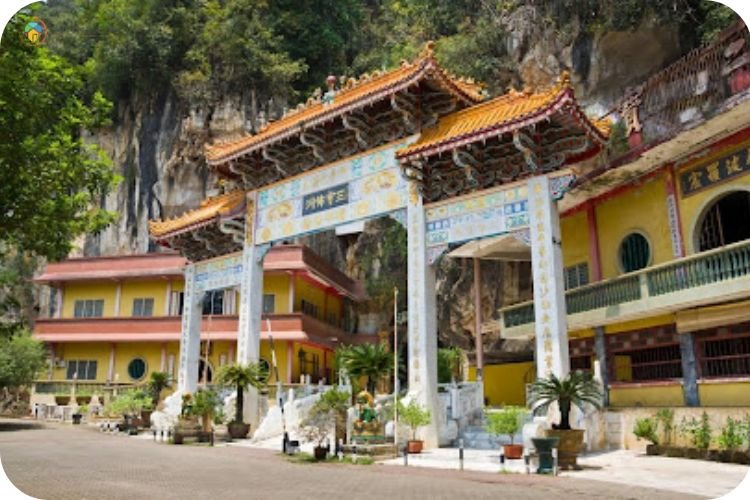 Imej Sam Poh Tong Temple